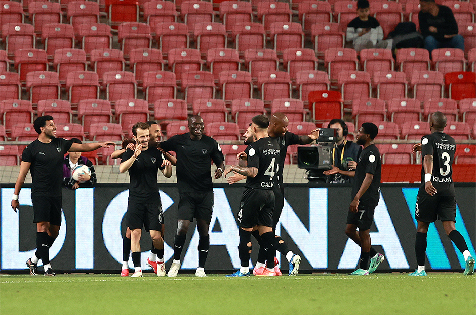 Yayıncı kuruluş duyurdu: Aboubakar, Beşiktaş maçının kadrosunda neden yok?  - 2. Foto