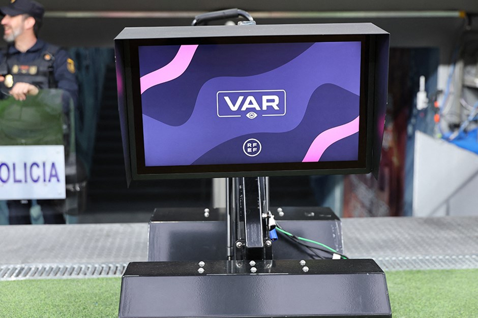 VAR sonrası futbolda yeni teknoloji: Teknik direktörlere iki hak verilecek