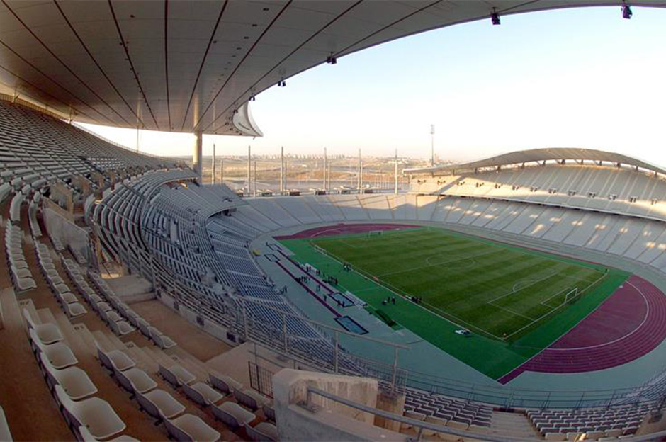 TAMAMLANAMAYAN DERBİBeşiktaş ile Galatasaray arasında 2013-2014 sezonunun 5. haftasında seyirci rekorunun kırıldığı derbi, saha olayları nedeniyle uzatma bölümünde tatil edildi.Atatürk Olimpiyat Stadı'nda 22 Eylül 2013 tarihinde Beşiktaş'ın ev sahipliğinde yapılan maçta siyah-beyazlılar, 18. dakikada Hugo Almeida'nın attığı golle devreyi 1-0 önde kapattı. Galatasaray, 59 ve 72. dakikalarda Didier Drogba'nın golleriyle 2-1 öne geçti.Maçta kaybolan süre oynanırken, Galatasaraylı Felipe Melo'nun 90+2. dakikada gördüğü kırmızı kartın ardından sahaya çok sayıda taraftar girdi.Bunun üzerine maçın hakemi Fırat Aydınus, kalan 2 dakikayı oynatmadan soyunma odasına gitti ve müsabakayı tatil etti. Türkiye Futbol Federasyonu, derbiyi 3-0 hükmen Galatasaray lehine tescil etti.
