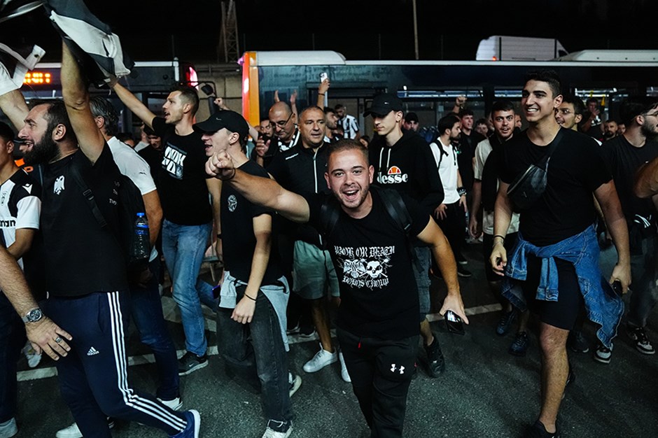 PAOK'lu taraftarlar, RAMS Park'a ulaştı 