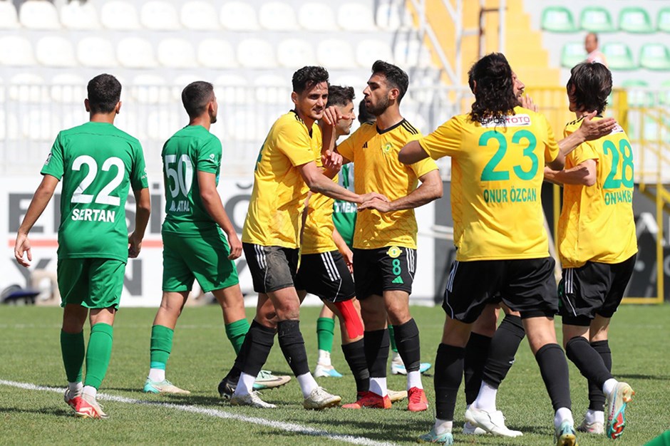 Esenler Erokspor sahaya U19 takımıyla çıkan rakibine gol yağdırıp 1. Lig'e yükseldi