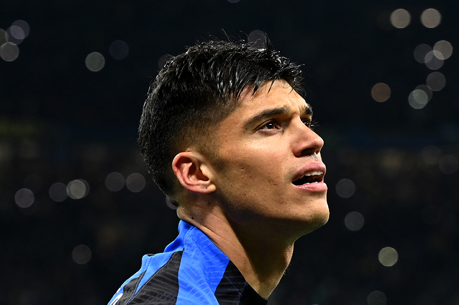 Joaquin Correa'nın Inter'den yıllık 3.5 milyon euro kazandığı ve İtalyan devinin oyuncunun satışından 10 milyon dolar bonservis geliri beklediği aktarıldı.
