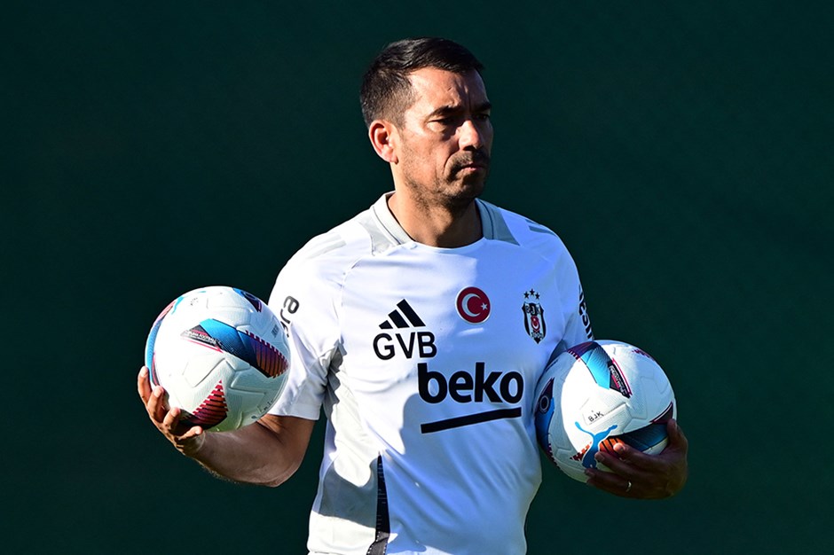  Van Bronckhorst'tan derbi öncesi açıklama: "Zaferler için savaşacağız"