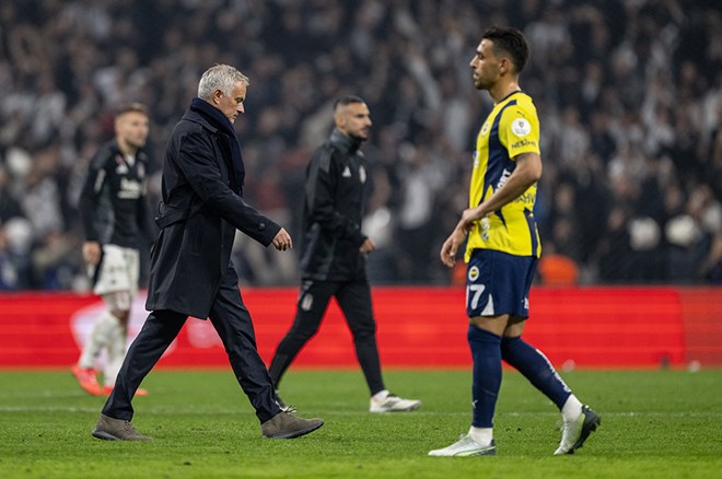 Flaş: Fenerbahçe'de Maça Dakikalar Kala 2 isim Kadrodan çıkarıldı - 2nd photo