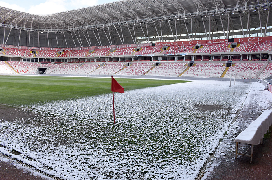 Sivasspor - Fenerbahçe maçı öncesi zeminin son durumu: Hava eksi 14 derece  - 1. Foto