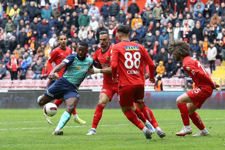 Kayserispor - Hatayspor maçında 2 gol, 1 kırmızı kart