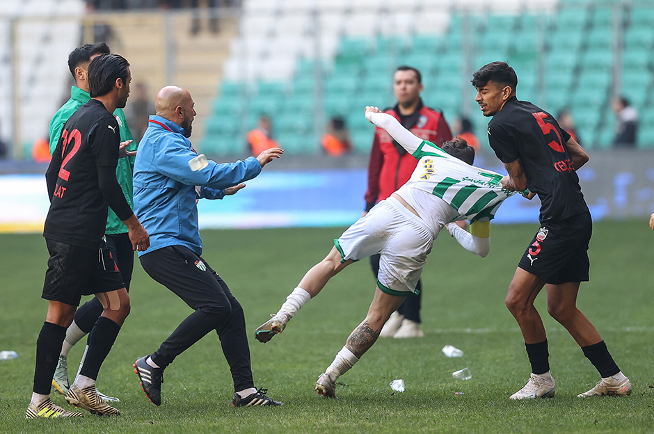 Bursaspor - Diyarbekirspor maçında arbede: 6 kırmızı kart çıktı  - 9. Foto