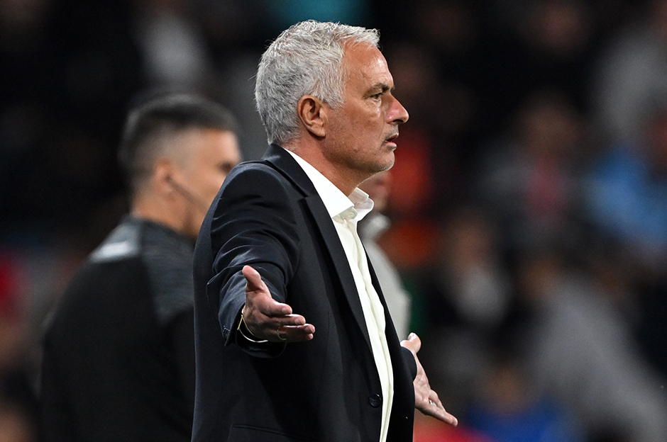 Jose Mourinho başta olmak üzere Fenerbahçe'de birçok futbolcu bu karara büyük tepki gösterdi. Mourinho'nun kulübedeki sinirli anları yayına yansıdı.