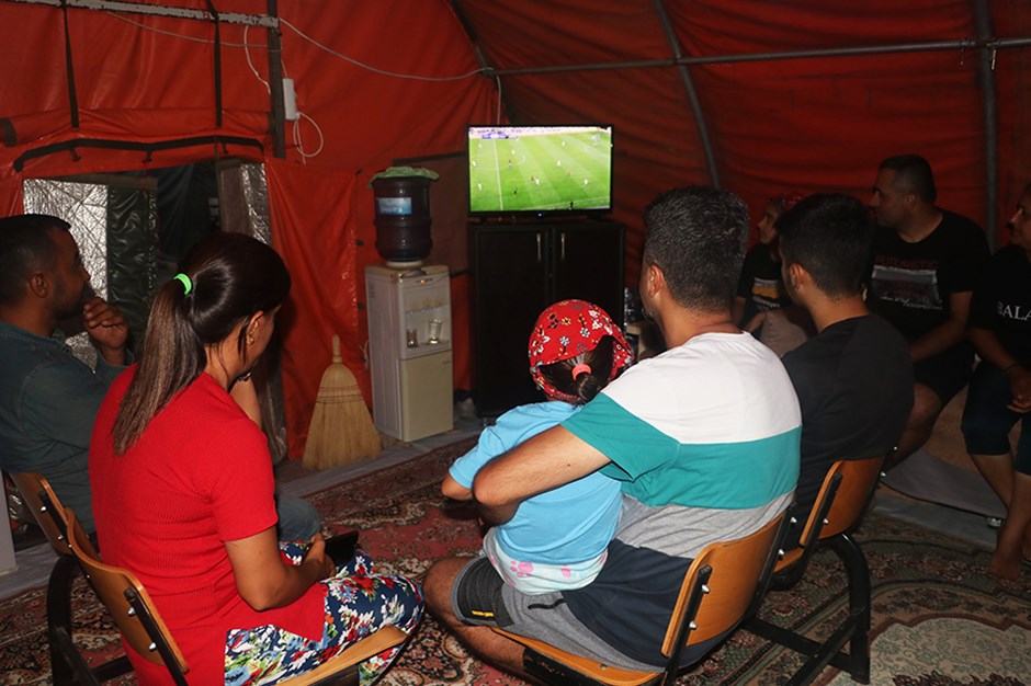 Hatay'da futbolseverler, takımlarının maçını çadır kentteki televizyondan izledi