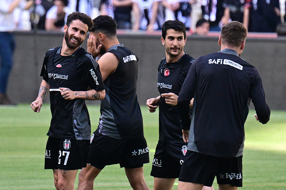 Beşiktaş idmanı için Tüpraş Stadyumu'nda taraftarlarla buluşma  - 1. Foto