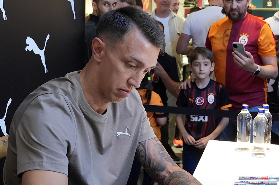 Muslera imza gününde taraftarlarla buluştu  - 3. Foto