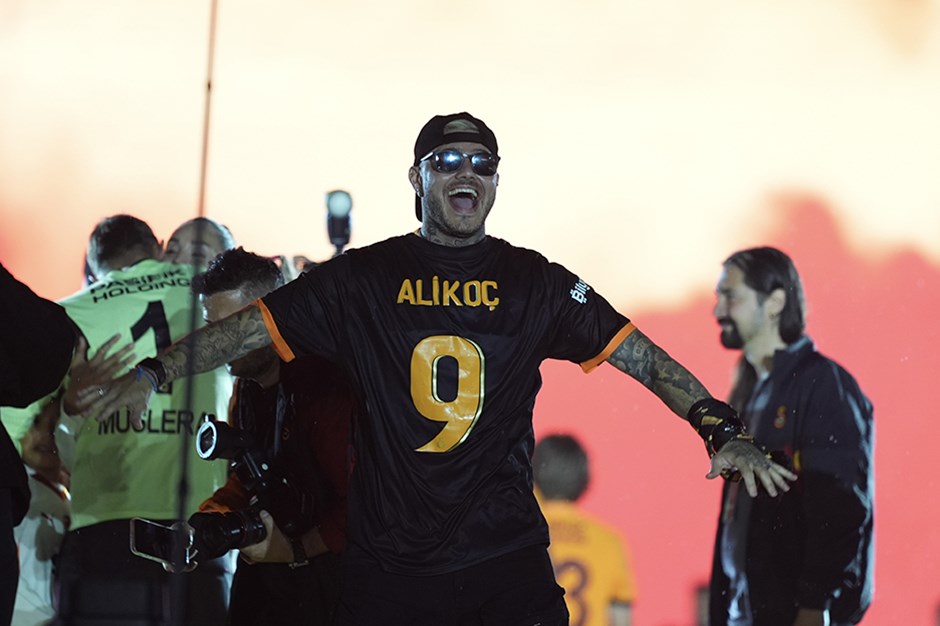 Mauro Icardi, şampiyonluk kutlamasında Ali Koç yazılı forma giydi