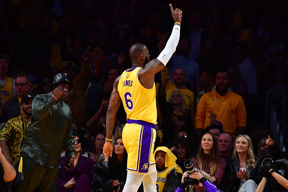 LeBron James'in rekor kırdığı maçta Lakers uzatmada kazandı  - 3. Foto