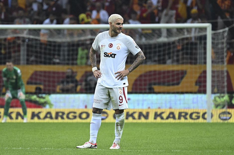 Mermiye kafa - Bülent Timurlenk | G.Saray tarihinin en iyi 11'i bu G.Saray'ı devirebilir, devirir de, bu G.Saray kadrosu bu sezon maçlar da kaybedebilir ama bir gerçek var, bir sezonda bir araya gelmiş en iyi G.Saray kadrosu Okan Buruk'un emrinde. Böyle olunca ve geçen yıldan farklı olarak Avrupa mesaisi takvimdeyken teknik adam olarak doğru stratejiyi, oyun planını ve rotasyonu bulmak zorundasınız. Dün Okan Buruk bunu ziyadesiyle başardı. Büyük yıldızları da getirseniz lig maratonunda 3 yerliniz iyi olacak, sorun olduğunda ya iyi yerli yedeğiniz ya da çift oyuncu değiştirmek zorundasınız. Abdülkerim Konya yıllarından beri istikrarlı ve kaliteli oyunuyla bu ligin en iyi yerli stoperi. Kerem Demirbay 8+3'te kilit isim. Sergio kadar hücumda belki yok ama Mertens'i ön alanda taze bırakan, defansın önünü süpüren oyunu ve oyunun genişlemesinde pergel rolüyle dün de farkını ortaya koydu. Kerem Aktürkoğlu uzak ara en iyi yerli forvet. G.Saray, dün İcardi'nin mıknatıs gibi çektiği Samsun savunmasını Kerem ile iki kez cezalandırırken, iki kontrpiye de olsa kalesinde gol görerek maça heyecan getirdi. İcardi böyle bir adam;