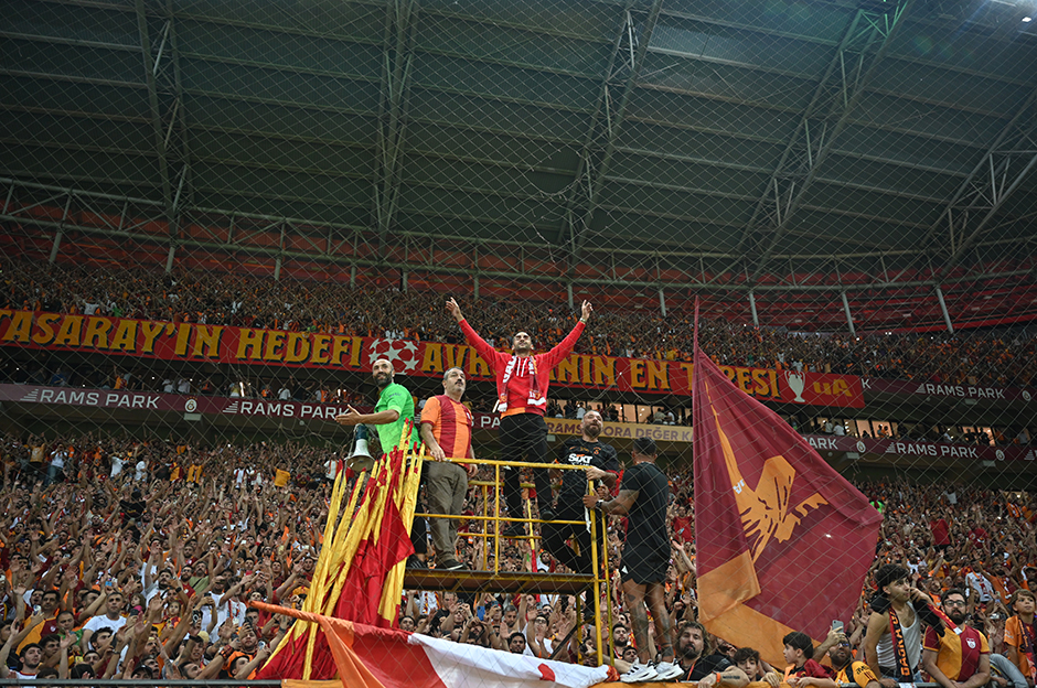 Ziyech'in tribün şovu Avrupa'da ses getirdi; "Orkestra şefi"  - 10. Foto