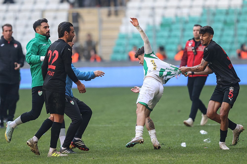 Bursaspor - Diyarbekirspor maçında arbede: 6 kırmızı kart çıktı - 3. Foto