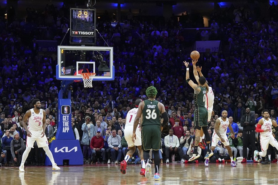 İZLE | Celtics, 76ers'ı bitime 1.3 saniye kala bulduğu üçlükle yendi