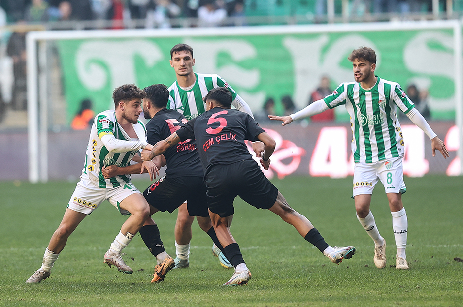 Bursaspor - Diyarbekirspor maçında arbede: 6 kırmızı kart çıktı  - 8. Foto