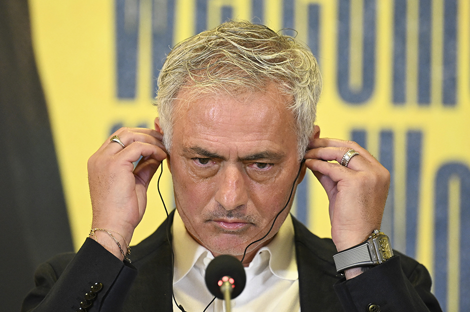 Jose Mourinho ilk olarak eldeki futbolcularla ilgili yönetime rapor verdi.