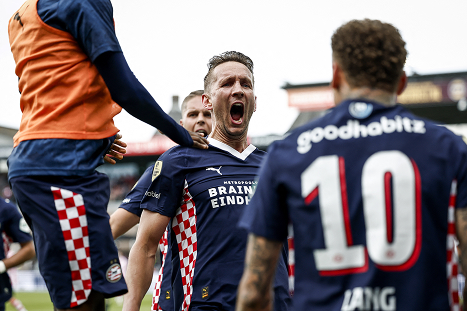 Son 4 haftaya 9 puan geride giren PSV, Hollanda'da şampiyon oldu