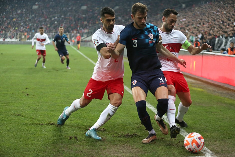 Hakan Çalhanoğlu maça devam edemedi