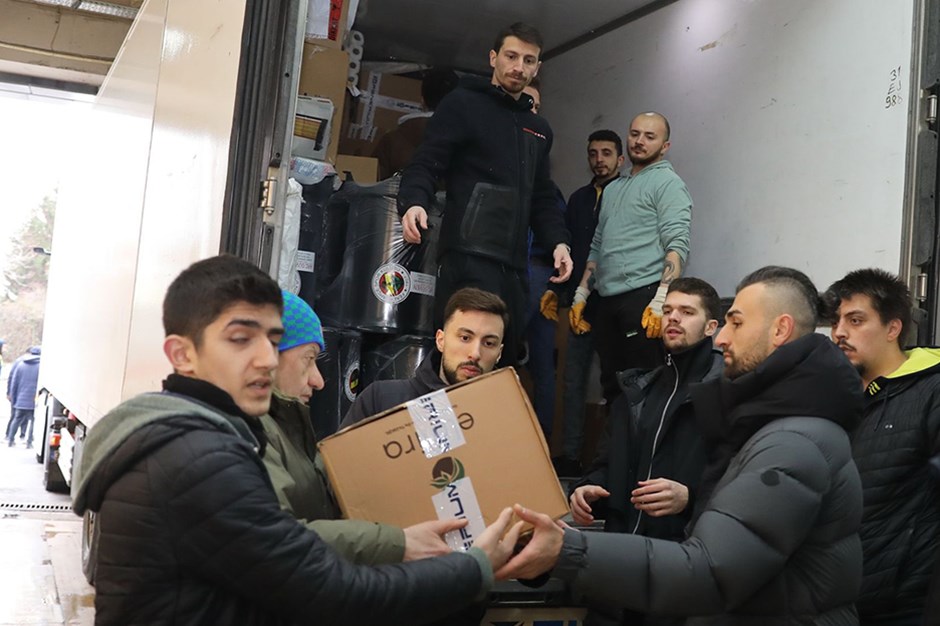 Fenerbahçeli futbolculardan yardım merkezine destek