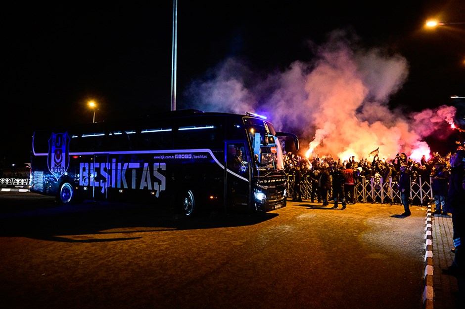 Beşiktaşlı futbolculara Ümraniye'de coşkulu karşılama