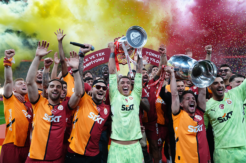 "Fenerbahçe’yi krize soktu" | Spor yazarları Galatasaray için ne dedi?  - 1. Foto
