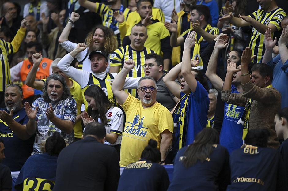 Fenerbahçe şampiyonluk kupasını kaldırdı   - 22. Foto