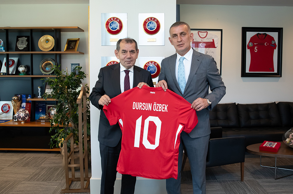 Ziyaretin sonunda Hacıosmanoğlu, Özbek'e üzerinde isminin yazılı olduğu milli takım formasını, Özbek ise Hacıosmanoğlu'na Galatasaray Lisesi'nin tarihi kapısı ve üzerinde isminin yazılı olduğu yeni sezon Galatasaray parçalı formasını hediye etti.