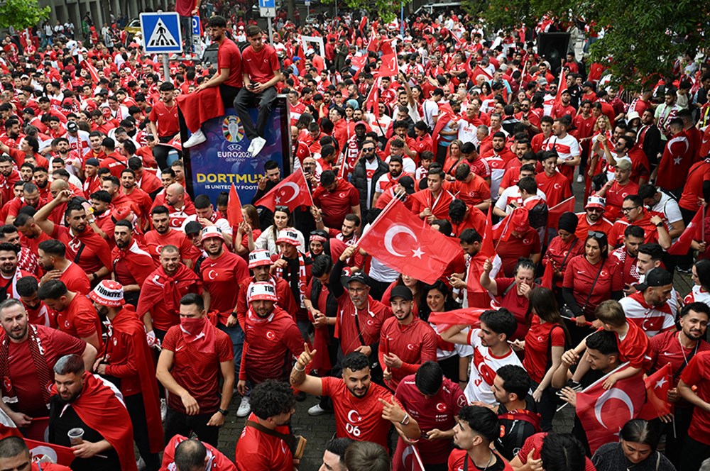 Milli Komandaya böyük dəstək: Dortmund küçələri qırmızı və ağ rəngdədir - Foto 20