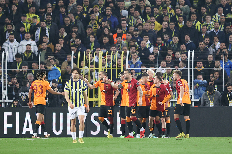 Aslan, Kadıköy'e Lider Gitti, Lider Döndü! (Fenerbahçe 0-3 Galatasaray ...