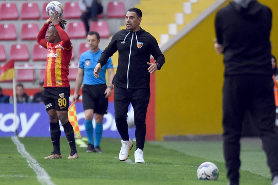 Kayserispor teknik direktörü Çağdaş Atan'dan camiaya sitem: "Yalnız bırakıldık"