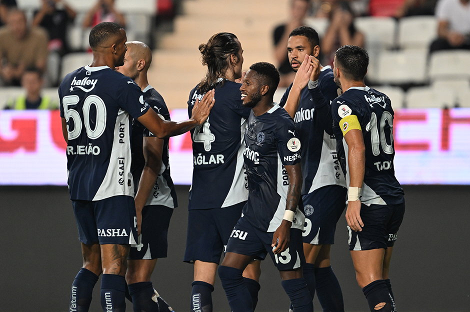 NTV Spor: "Muhteşem üçlü" Fenerbahçe'yi sırtlıyor: 16 puanın 13'ünde başroldeler