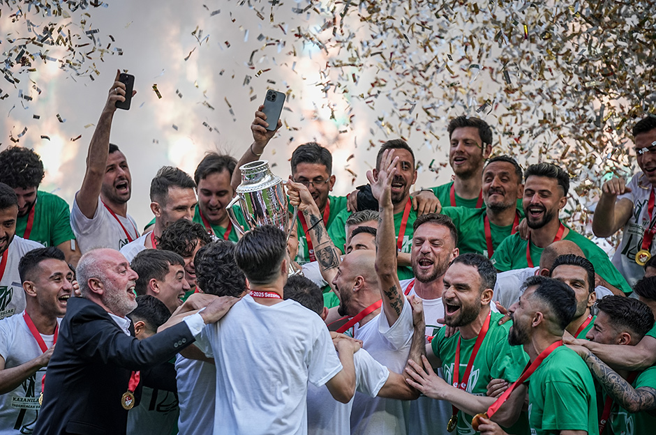 Bursaspor şampiyonluk kupasını 45 bin kişinin önünde aldı  - 2. Foto