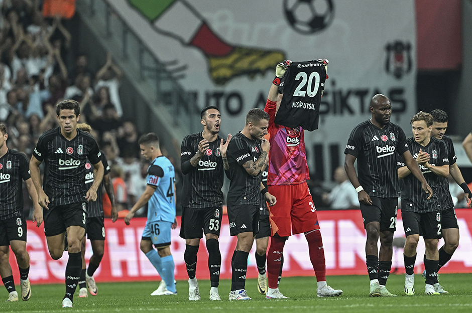 Immobile'nin golünden sonra Necip Uysal detayı  - 2. Foto