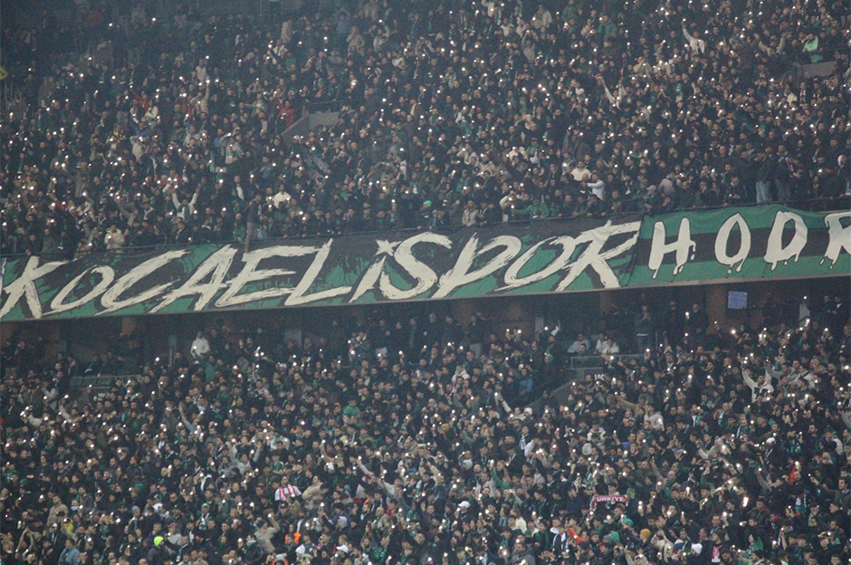 Tribünden düşen taraftar ağır yaralandı: Yoğun bakıma alındı  - 3. Foto