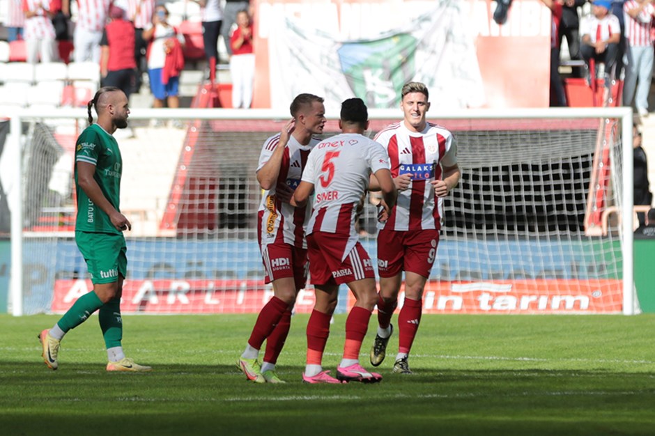 Süper Lig'de gol düellosu: Antalyaspor'dan evinde 3 puan