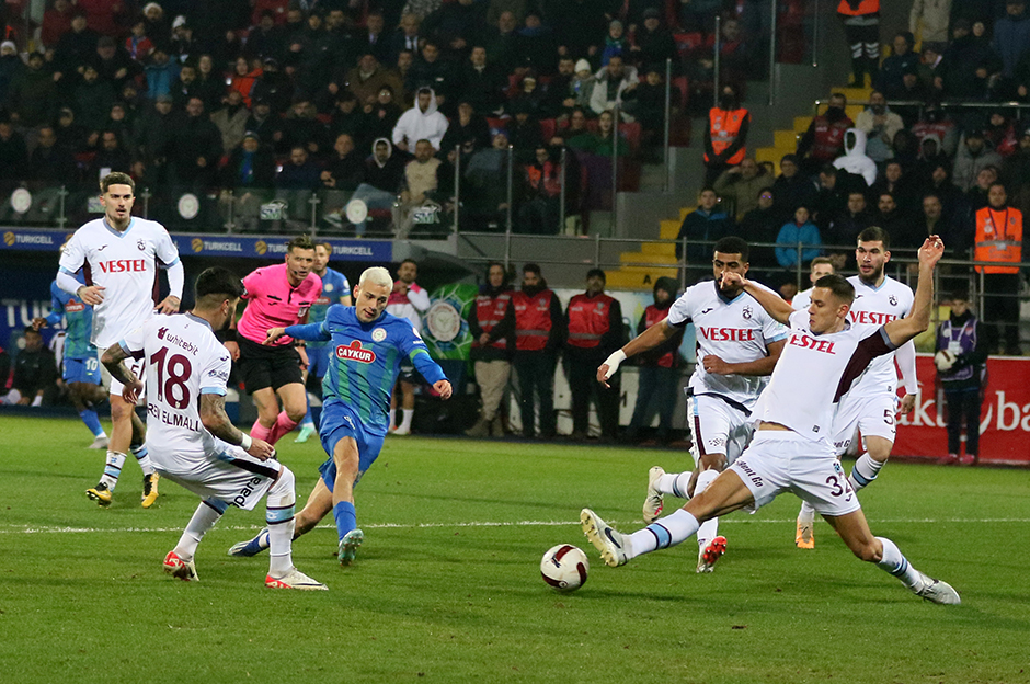 Süper Lig'de Karadeniz derbisi: Trabzonspor - Rizespor maçı ne zaman, saat kaçta, hangi kanalda?(İlk 11'ler)  - 2. Foto