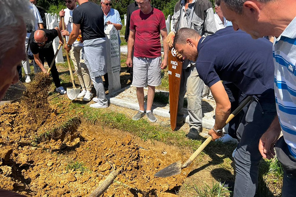 Dzeko'nun acı günü! Elleriyle toprağa verdi  - 6. Foto