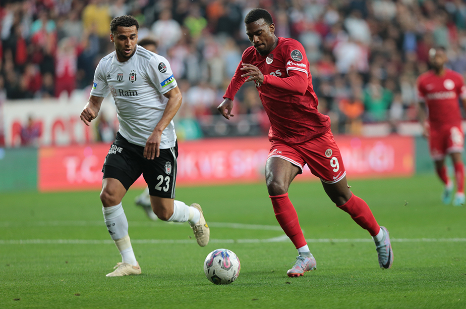 "Her oyunda sorunu çözen adam" Spor yazarları Beşiktaş için ne dedi?  - 3. Foto