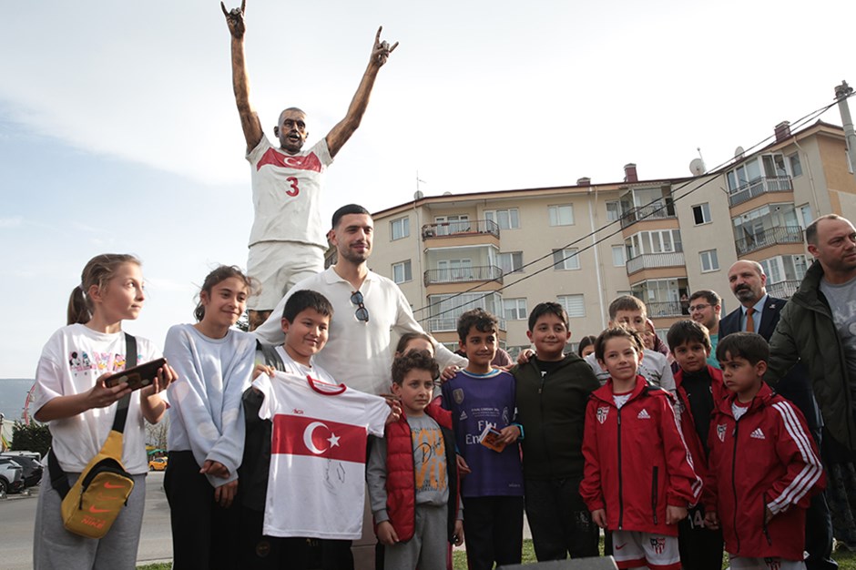 Merih Demiral, Bolu'daki heykelini ziyaret ett,