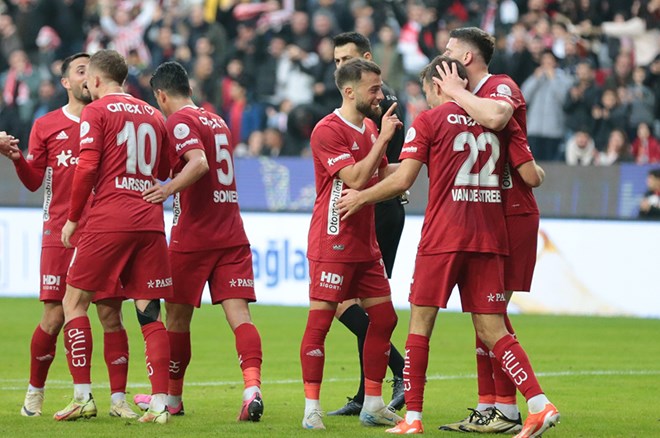 Süper Lig'in en değerli takımları belli oldu: Sadece ikisi değerini yükseltti  - 11. Foto