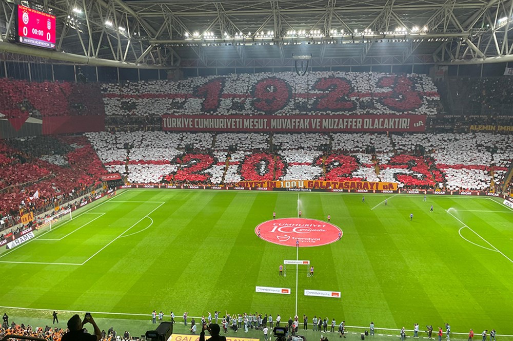 Galatasaray-Beşiktaş derbisinde Türkiye Cumhuriyeti’nin 100. yılına özel koreografi  - 4. Foto