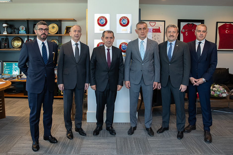 Sarı-kırmızılı kulüpten yapılan açıklamaya göre, Riva Hasan Doğan Milli Takımlar Kamp ve Eğitim Tesisleri'nde gerçekleştirilen görüşmede, Dursun Özbek'in yanı sıra, yönetim kurulu üyeleri Metin Öztürk, Eray Yazgan, İbrahim Hatipoğlu ve Can Natan da yer aldı.