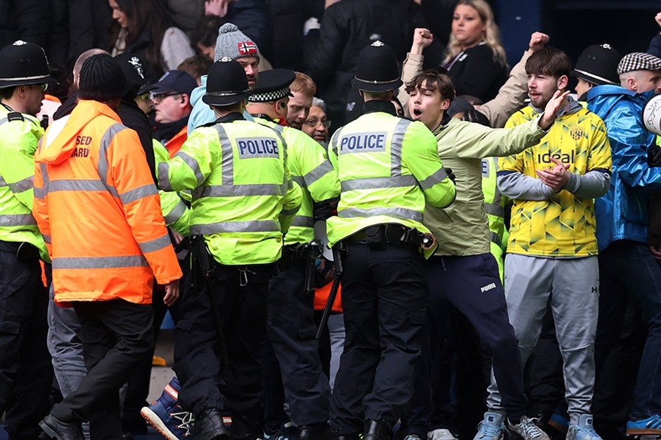 FA Cup'ta olay: Taraftarlar sahaya girdi, maç durduruldu