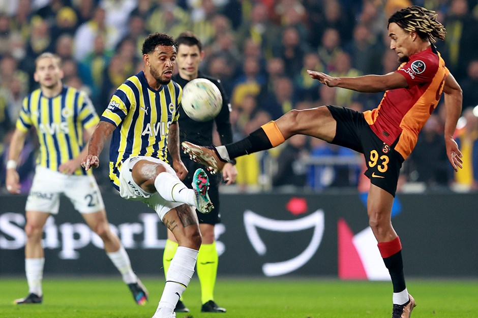 Fenerbahçe ve Galatasaray hem ligi hem de Avrupa'yı sallıyor