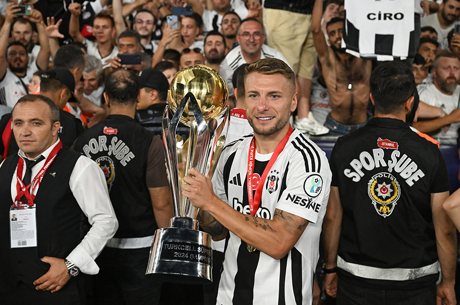 Beşiktaş'ın tarihi zaferi Avrupa'da manşetlerde: "Van Bronckhorst, Galatasaray'ı katletti"  - 19. Foto