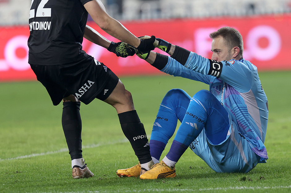 Serdal Adalı yönetimi kararını verdi: Beşiktaş'ta Mert Günok ve Ersin Destanoğlu gelişmesi  - 3. Foto