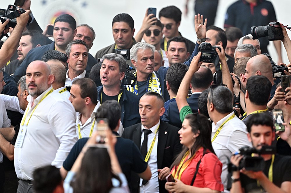 Tüm dünya Mourinho'nun Fenerbahçe'ye imzasını konuşuyor: "İnanılmaz ama gerçek"  - 3. Foto